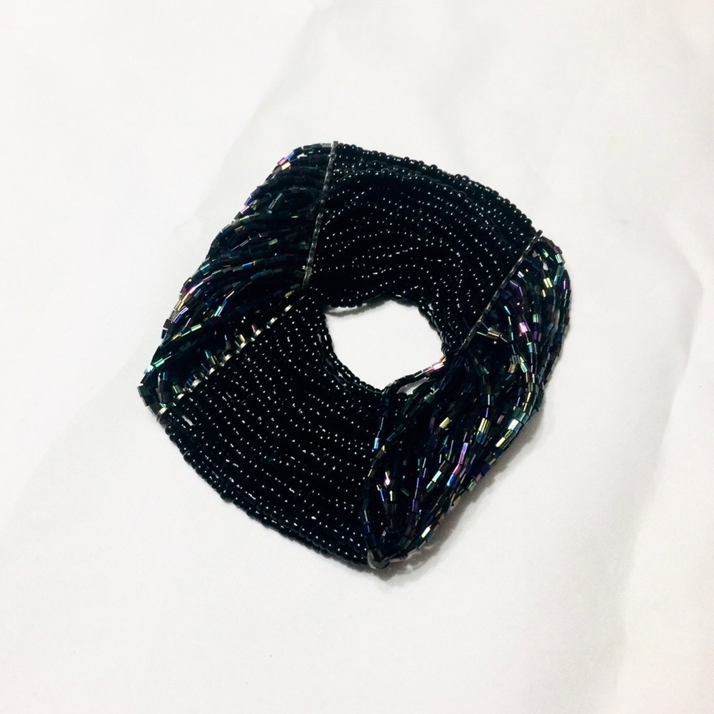 Black shell and bead stretch bracelet